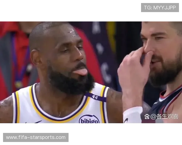 詹姆斯跟粉丝合照时突然扭腰，动作太搞怪